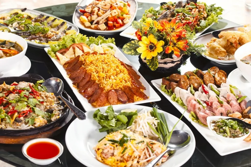 Bàn tiệc thịnh soạn với các món ăn hấp dẫn tại nhà hàng ẩm thực