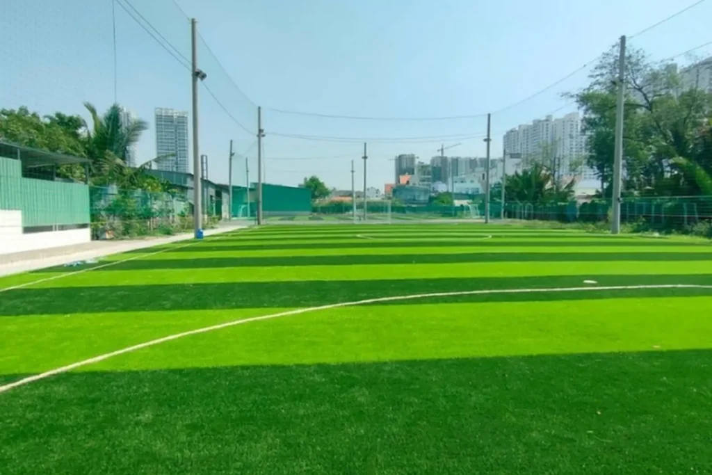Cầu thủ phong trào tranh tài sôi nổi trên mặt sân cỏ nhân tạo chất lượng cao