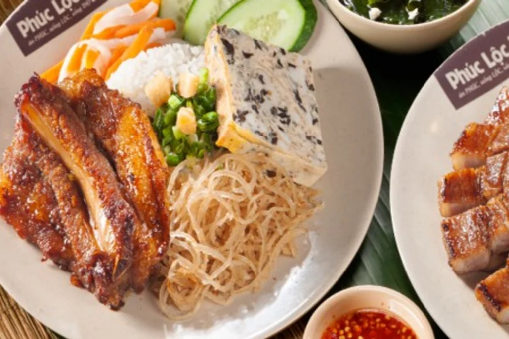 Đĩa cơm tấm sườn nướng hấp dẫn