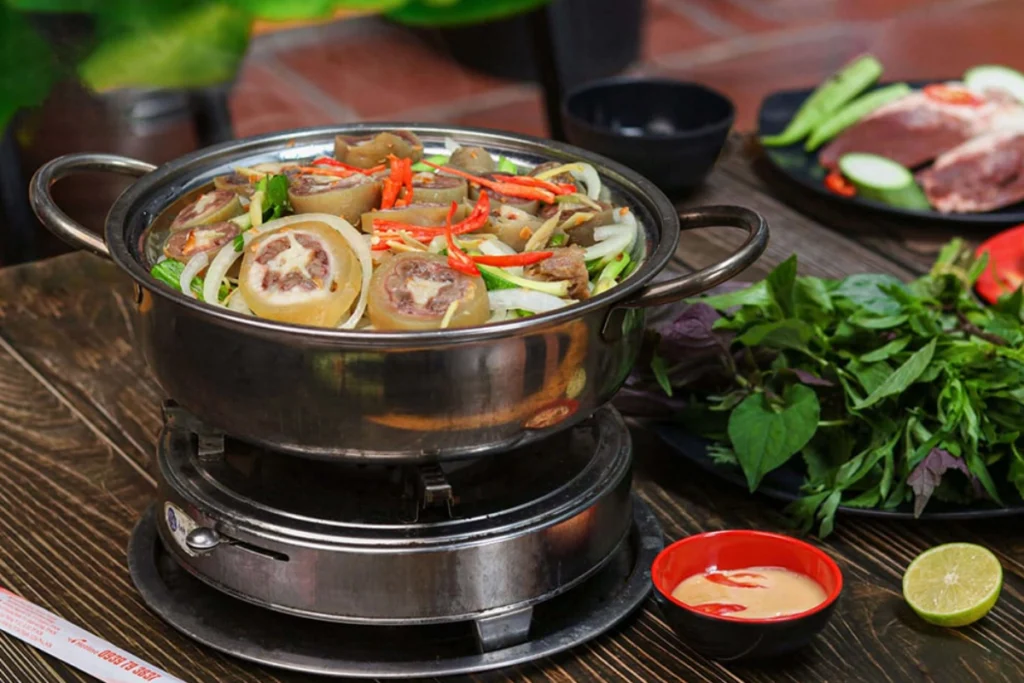 Nồi lẩu nóng hổi luôn là món ăn được yêu thích