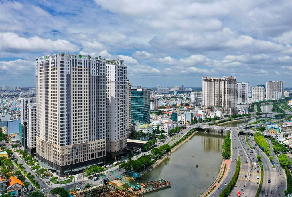 Tiện ích hồ bơi ngoài trời trung tâm của dự án review Saigon Royal Quận 4