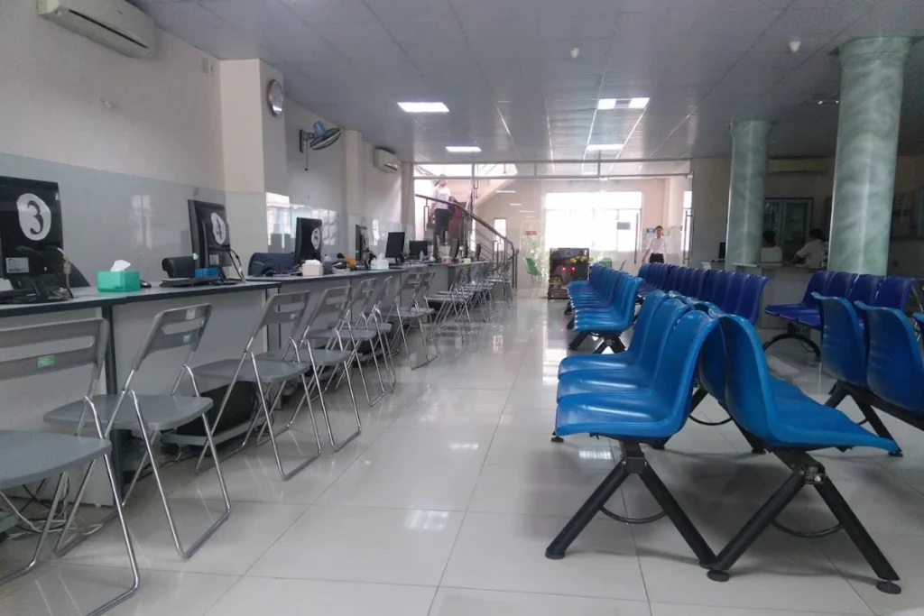 Khu vực sảnh chờ hiện đại, thoáng mát được trang bị đầy đủ ghế ngồi phục vụ người dân đến giao dịch hành chính