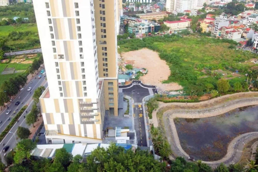 Góc nhìn từ trên cao xuống một phần tòa nhà chung cư cao tầng NHS Trung Văn sơn màu trắng kem phối xám