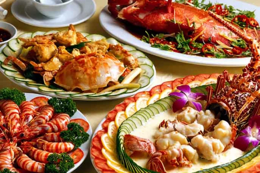 Thưởng thức hải sản tươi sống được chế biến trực tiếp tại các nhà hàng quy mô lớn