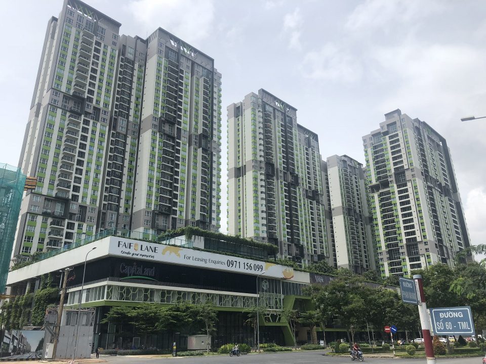 Hệ thống hồ bơi và mảng xanh nội khu trong bài review Vista Verde Quận 2