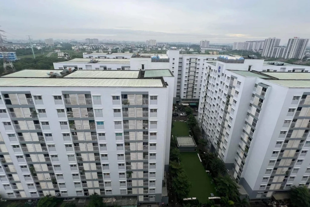 Góc nhìn từ trên cao chụp xuống khoảng không ở giữa các block căn hộ chung cư Ehome S