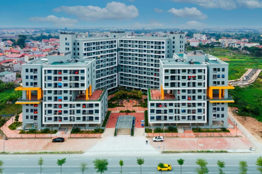 Toàn cảnh từ trên cao khu chung cư nhà ở xã hội thấp tầng với thiết kế hiện đại đối xứng màu xám trắng