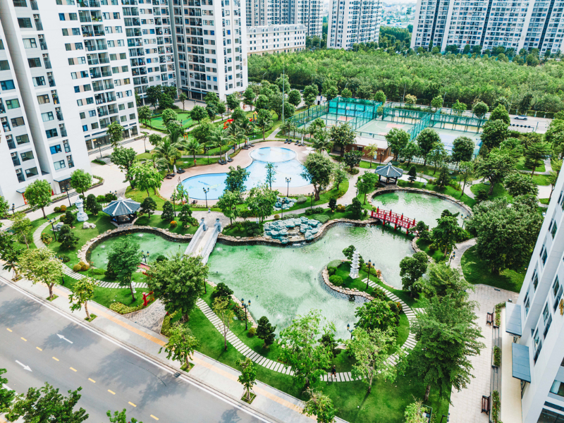 Góc chụp từ trên cao công viên nội khu rực rỡ mảng xanh tại dự án chung cư cao tầng giải đáp nên mua chung cư hay nhà phố HCM tầm 3 tỷ
