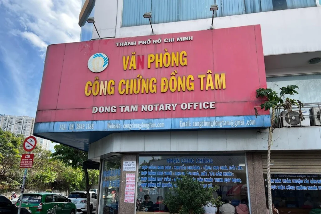 Người dân đang ngồi xếp hàng ngay ngắn tại các hàng ghế chờ bên trong sảnh làm việc khang trang, mát mẻ của một văn phòng công chứng tại Tân Phú