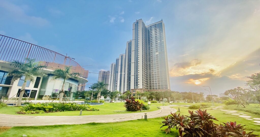 Review Eco Green Saigon Quận 7: Đánh giá thực tế từ cư dân Toàn cảnh quy mô kiến trúc các tòa tháp căn hộ hiện đại tại dự án review Eco Green Saigon Quận 7