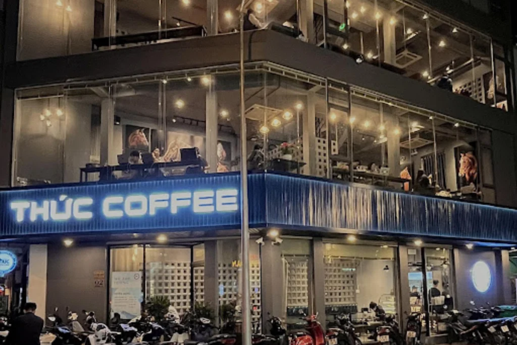 Một góc không gian thưởng thức đồ uống lãng mạn tại quán cafe phường Tăng Nhơn Phú