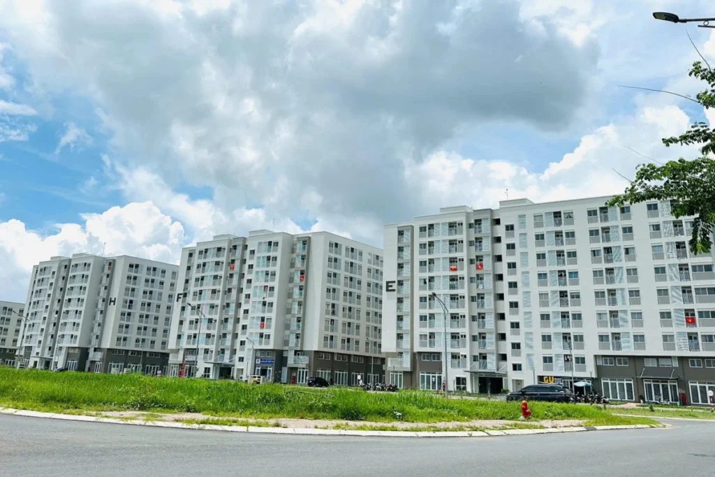 Dãy các tòa nhà chung cư nhà ở xã hội phân khu thấp tầng, sơn trắng hiện đại với khuôn viên rộng rãi xung quanh