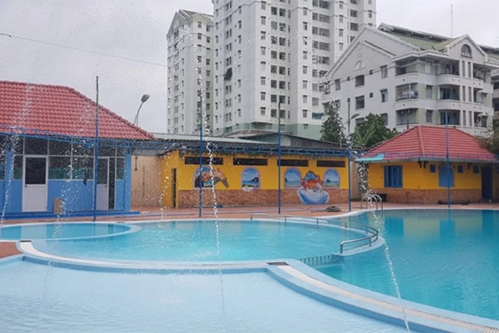 Trải nghiệm làn nước trong xanh mát lạnh tại khu vực hồ bơi