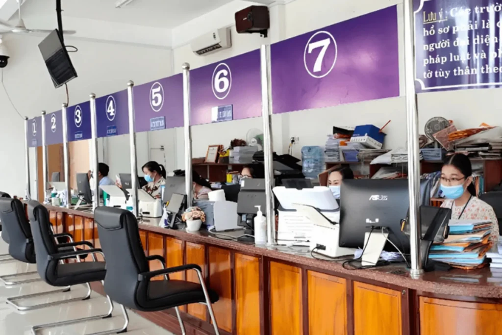 Các quầy tiếp nhận và xử lý hồ sơ công chứng được phân chia theo từng khu vực chuyên trách