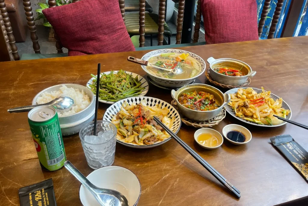 Không gian mộc mạc gắn liền với những bữa ăn gia đình ấm cúng