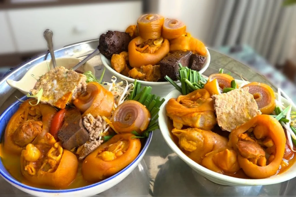 Tô bún riêu cua giò heo đầy đặn màu sắc hấp dẫn