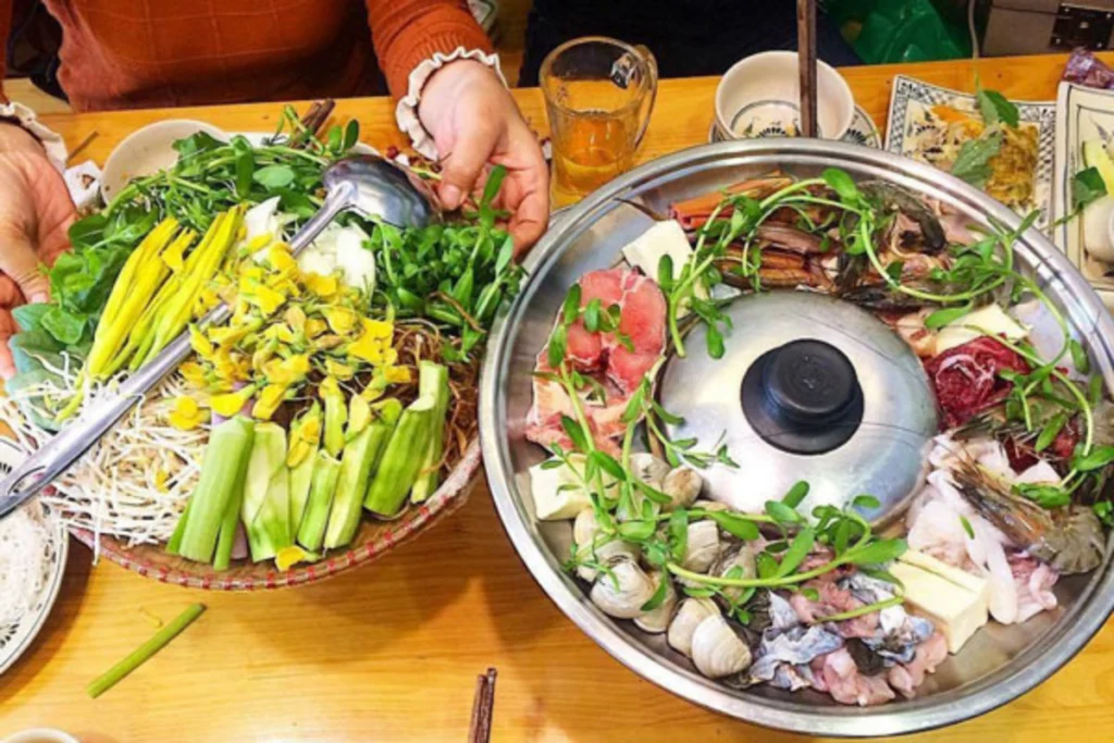 Nồi lẩu hải sản chua cay nghi ngút khói