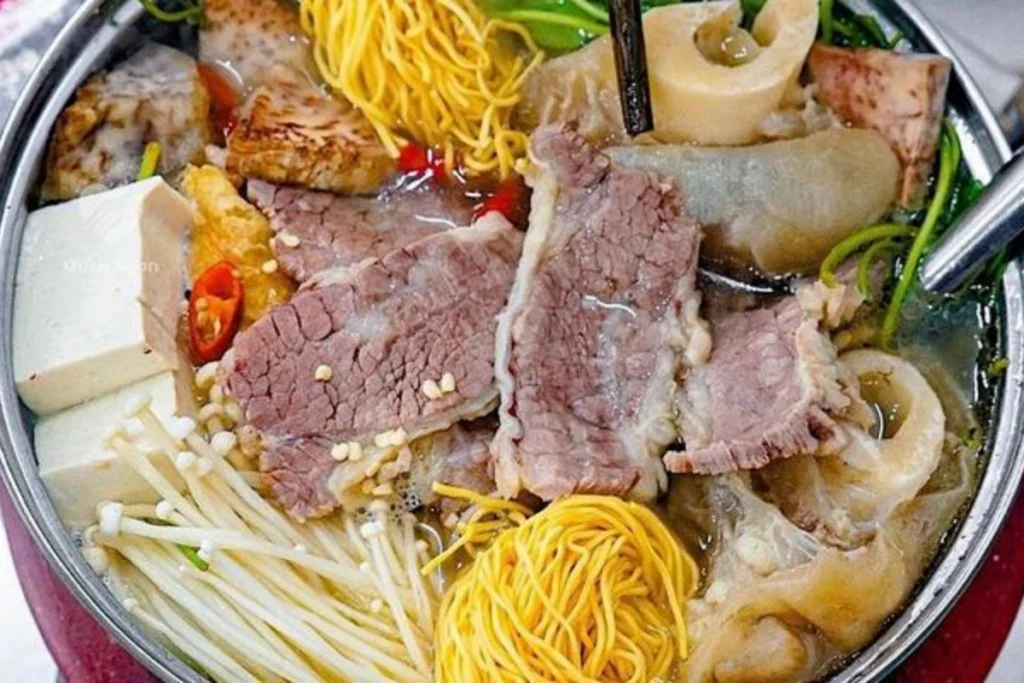 Nồi lẩu bò thơm ngon nghi ngút khói phục vụ thực khách trong những buổi tối quây quần