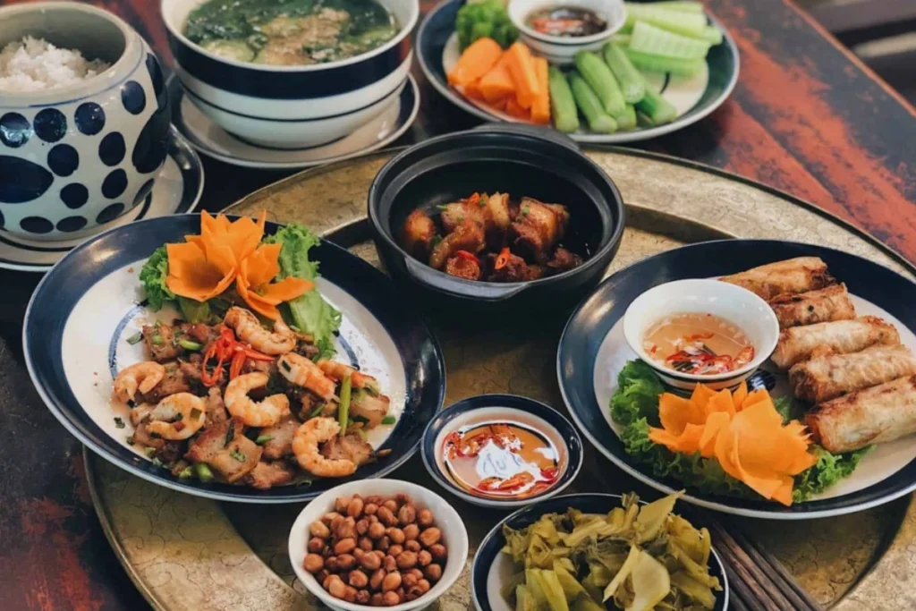 Bữa cơm truyền thống quen thuộc mang đậm bản sắc văn hóa ẩm thực Việt Nam