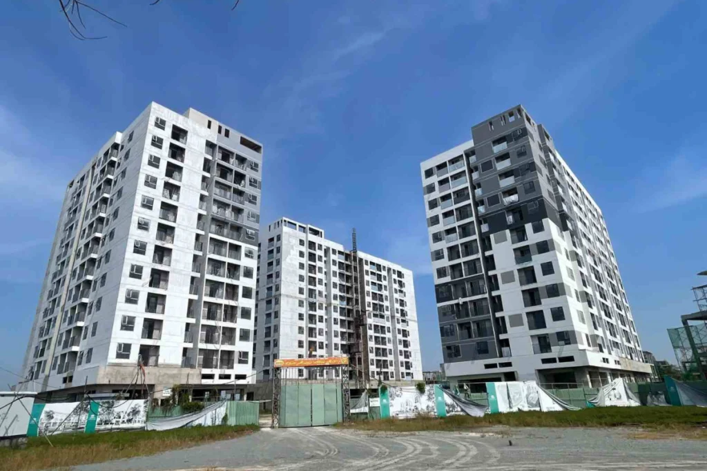 Công trường xây dựng cụm tòa nhà chung cư nhà ở xã hội cao tầng tại TP.HCM đang trong giai đoạn hoàn thiện phần thô