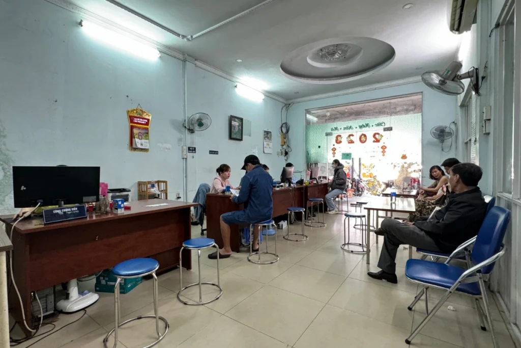 Người dân được công chứng viên hướng dẫn kiểm tra thông tin văn bản trước khi ký kết