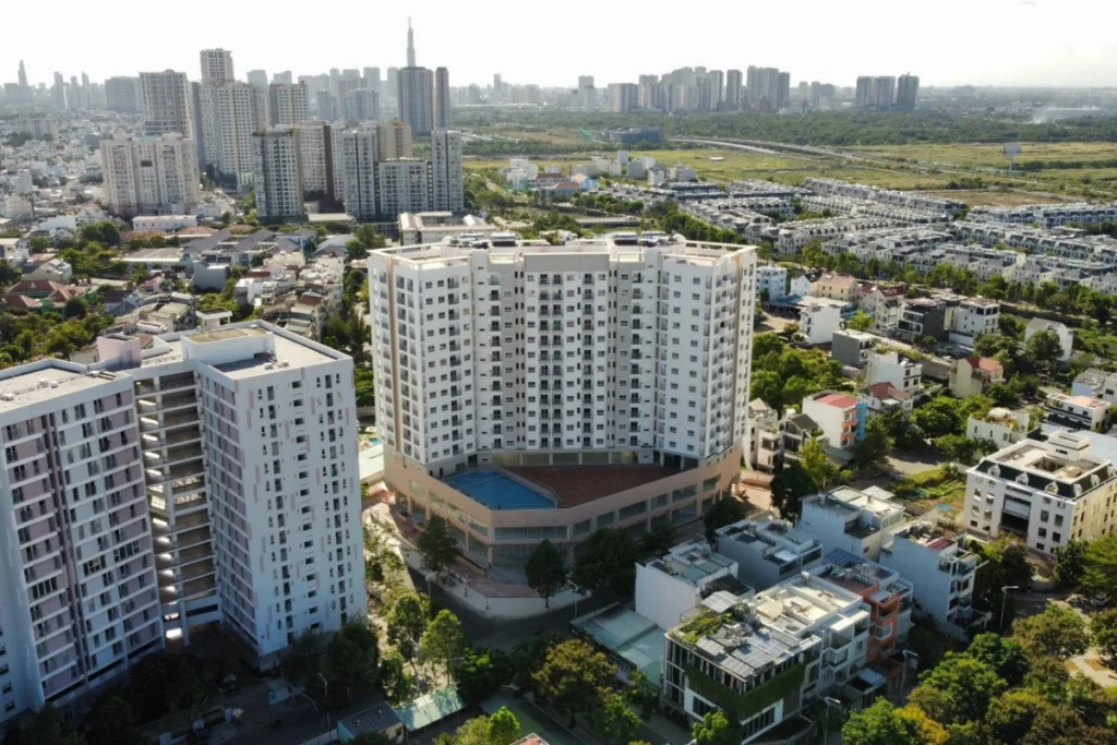 Ảnh chụp từ trên cao bằng flycam toàn cảnh dự án chung cư HQC Bình Trưng Đông với khối nhà thiết kế hình chữ U uốn cong nhẹ