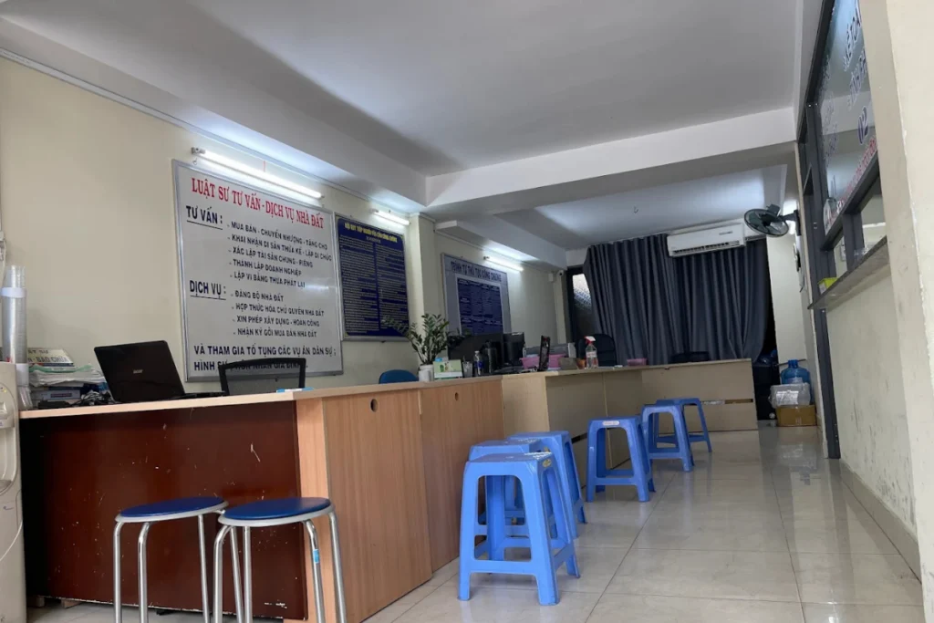 Không gian quầy giao dịch và tiếp nhận hồ sơ tại văn phòng công chứng Quận 11 cũ