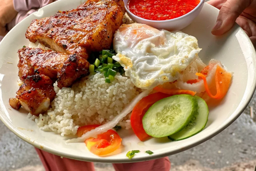 Đĩa cơm tấm sườn nướng mỡ hành