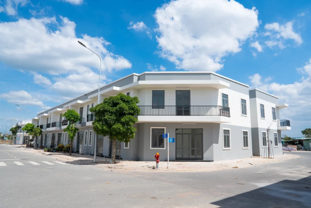 Hình ảnh chụp thực tế dãy nhà phố liền kề 1 trệt 1 lầu sơn màu xám trắng khang trang tại dự án nhà ở xã hội Rich Home Kim Oanh