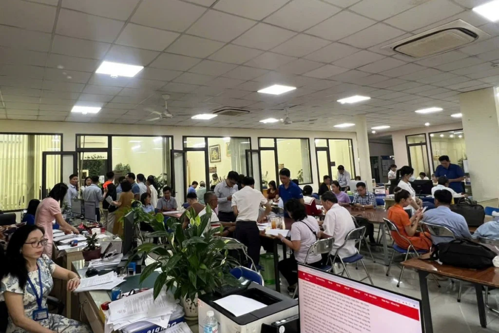 Người dân đến thực hiện các thủ tục giấy tờ, giao dịch tại văn phòng công chứng trên địa bàn