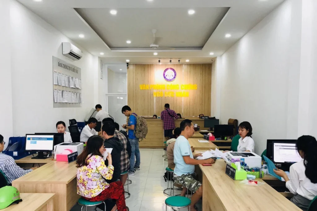 Không gian quầy giao dịch và tiếp nhận hồ sơ tại Văn phòng công chứng Ngô Đức Nhàn Quận 11 cũ
