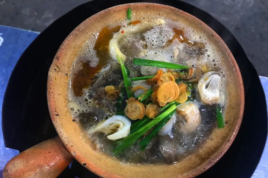 Món lẩu bò thố đất đặc trưng