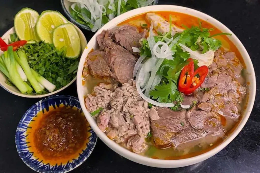 Bún bò đậm chất miền Trung với phần nước dùng phảng phất hương mắm ruốc