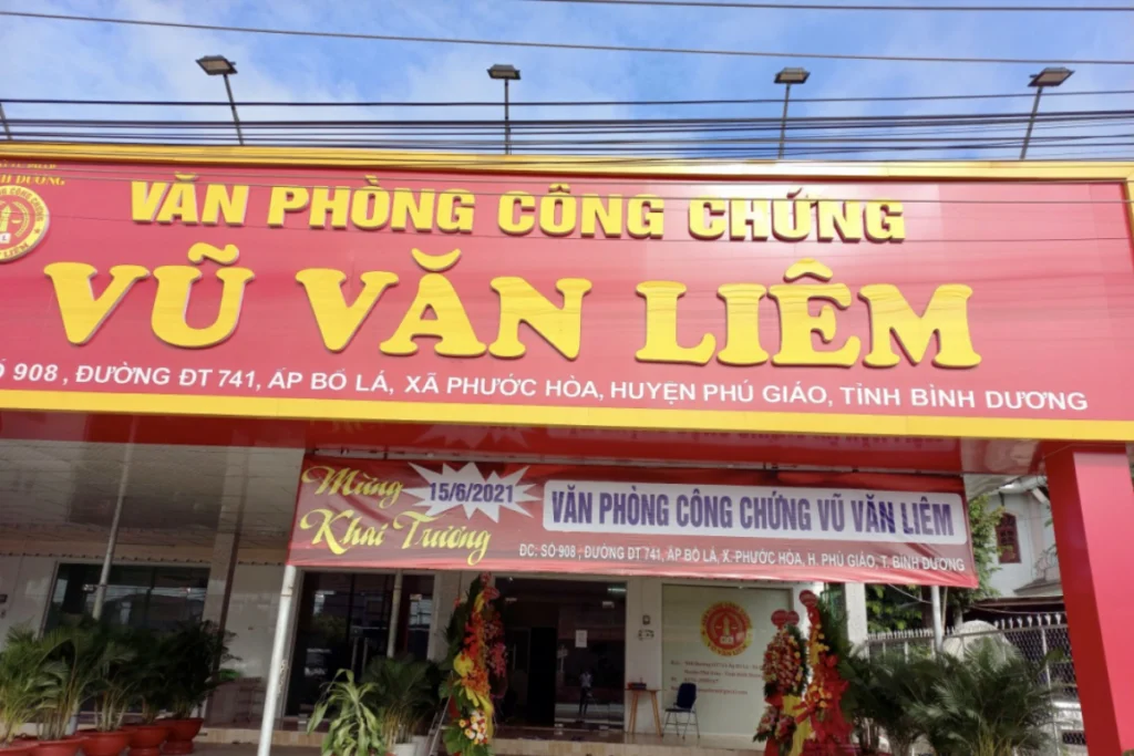 Trụ sở văn phòng công chứng Vũ Văn Liêm nằm trên tuyến đường ĐT 741, huyện Phú Giáo cũ