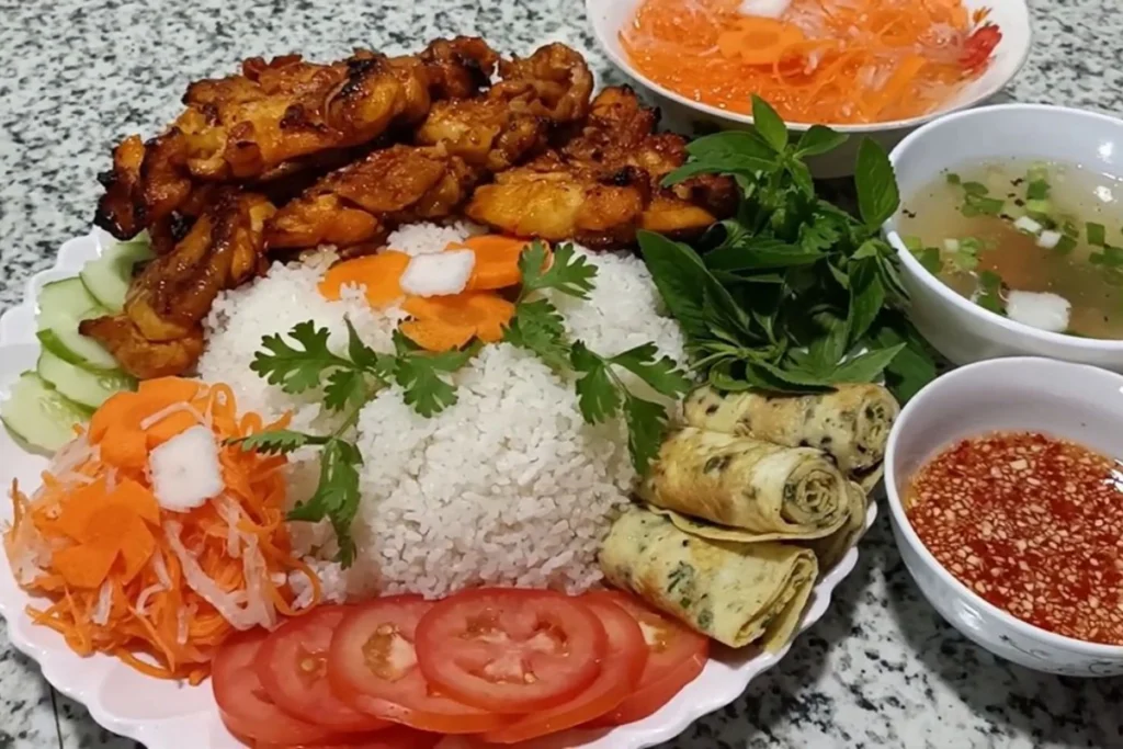 Đĩa cơm tấm sườn nướng thơm ngon quen thuộc với mọi người dân