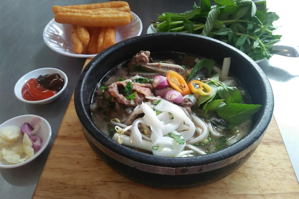Phở gà ta mang lại bữa sáng đầy năng lượng cho người dân địa phương