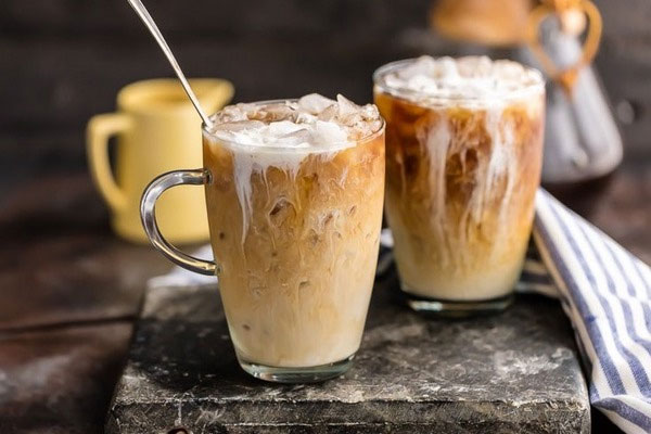 Ly bạc xỉu đá thơm béo là thức uống được nhiều khách yêu thích khi ghé Koifi Kai Roasted Coffee.