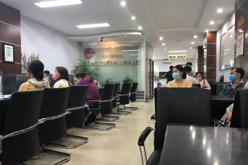Sảnh chờ và quầy tiếp nhận hồ sơ hành chính bên trong Văn phòng công chứng An Lạc Bình Chánh