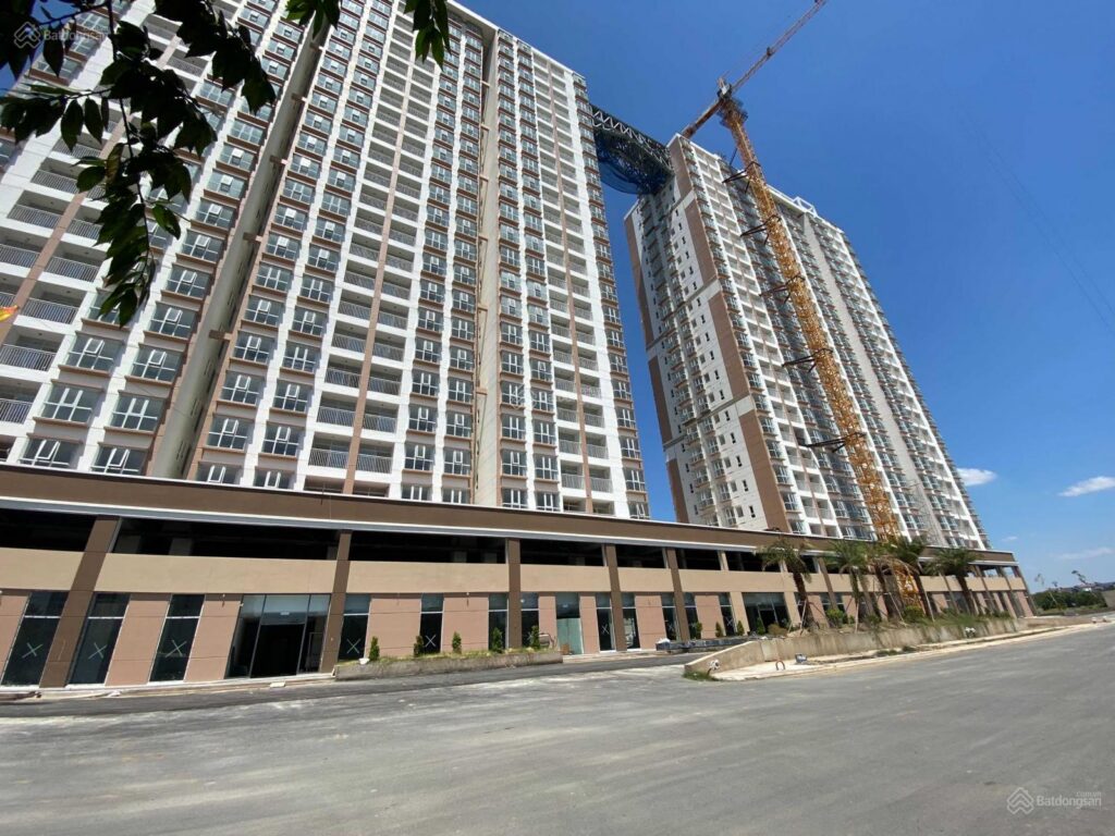 Tiện ích hồ bơi tràn trên cao và cầu kính nối hai tháp chung cư Terra Mia Bình Chánh