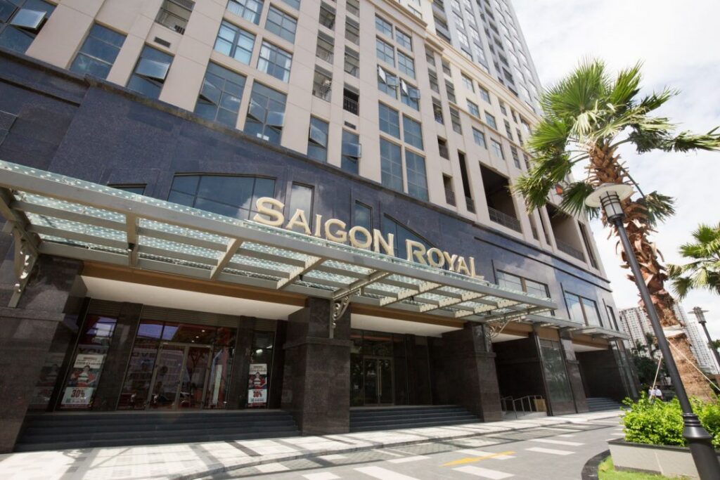 Khuôn viên công viên và lối đi bộ nội khu dự án review Saigon Royal Quận 4