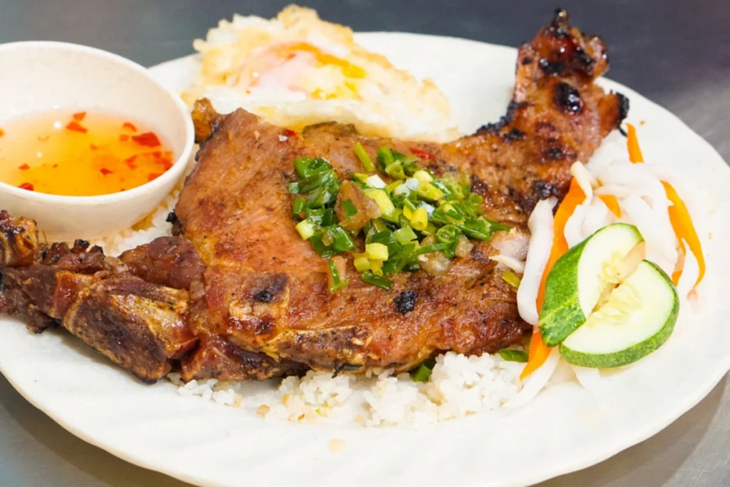 Tiệm cơm tấm phục vụ khách hàng vào ban đêm