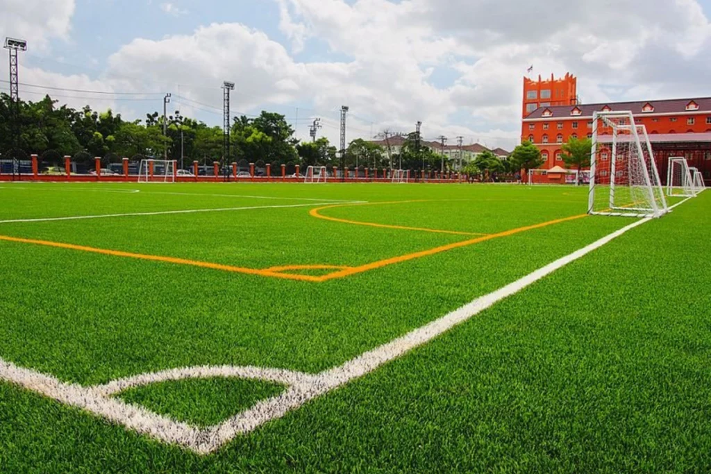 Sân bóng đá cỏ nhân tạo luôn rực lửa đam mê vào mỗi buổi chiều tối