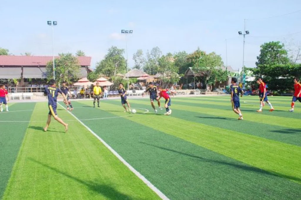 Sân thể thao cỏ nhân tạo thu hút đông đảo giới trẻ tham gia