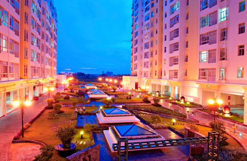 Công viên đi bộ trên cao lung linh ánh đèn ban đêm tại Sky Garden Quận 7