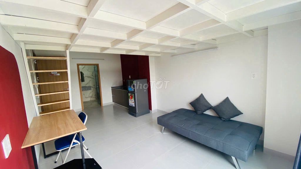 So sánh hệ thống xe buýt, khoảng cách đến trạm và khả năng di chuyển của sinh viên chưa có phương tiện cá nhân.
