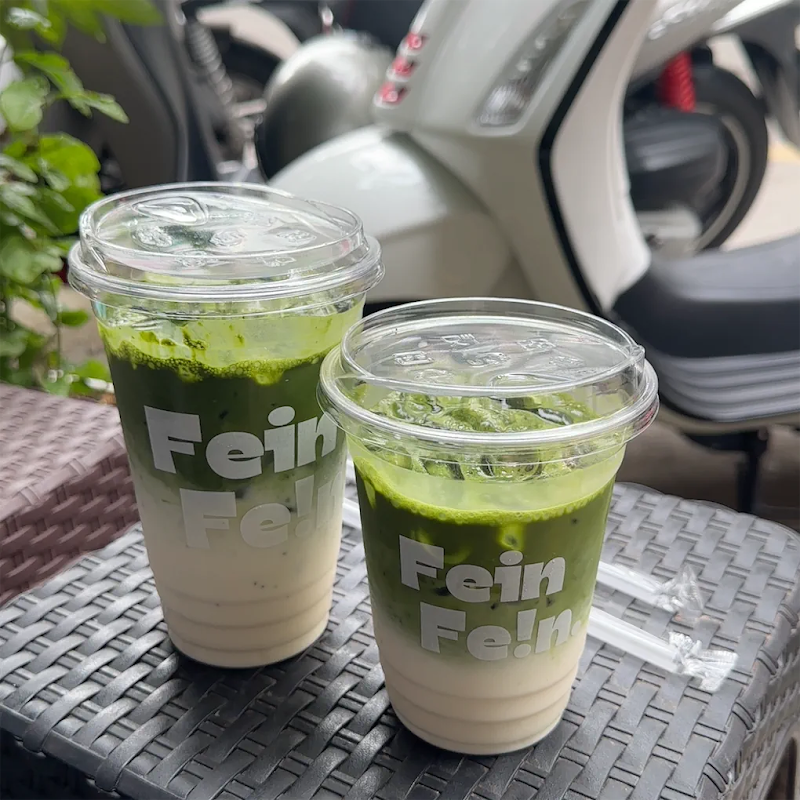 Hai ly trà xanh matcha latte đá phân lớp bắt mắt
