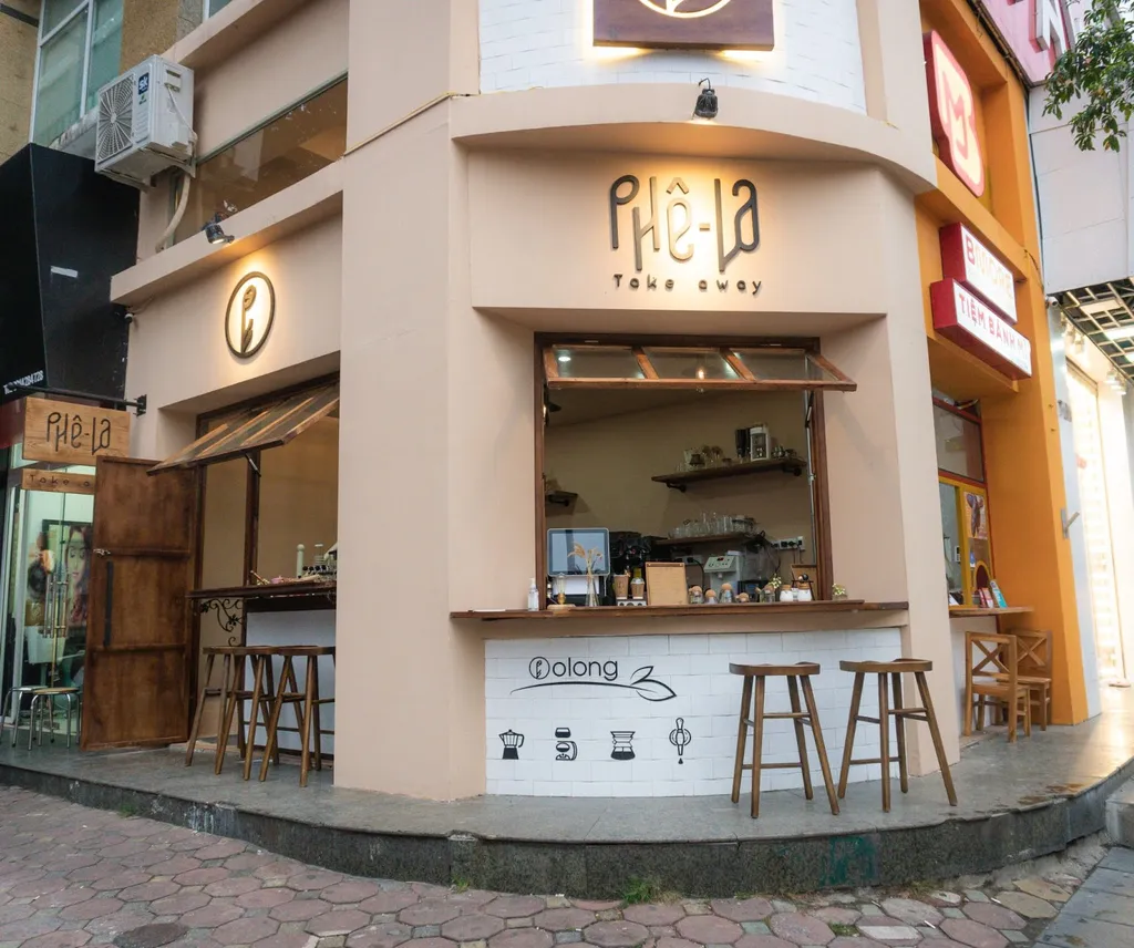 Quầy cà phê Phê-La Takeaway thiết kế gỗ mộc mạc phong cách tối giản với ghế đẩu cao