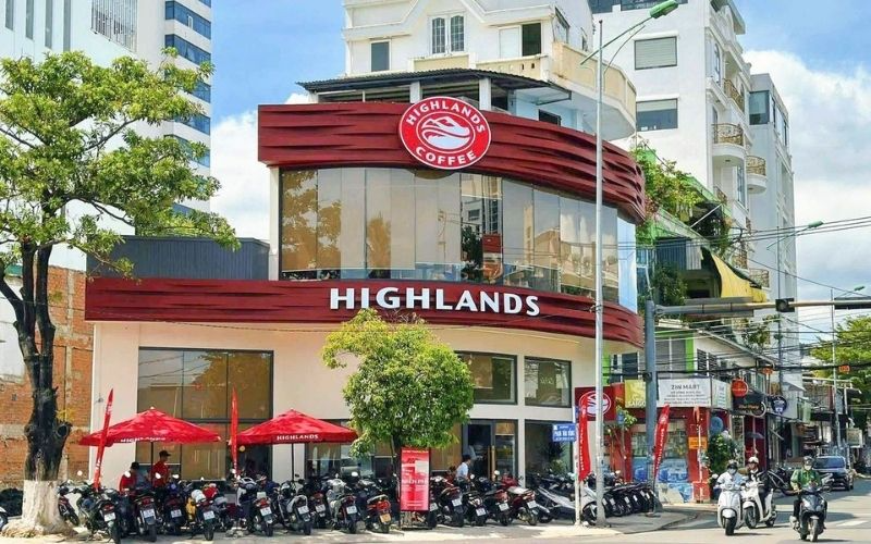 Mặt tiền quán Highlands Coffee tông màu đỏ đặc trưng hai tầng ngã tư đường