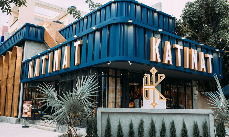 Mặt tiền quán cà phê Katinat Saigon Kafe phong cách hiện đại với tông màu xanh xám chủ đạo và biển hiệu nổi bật