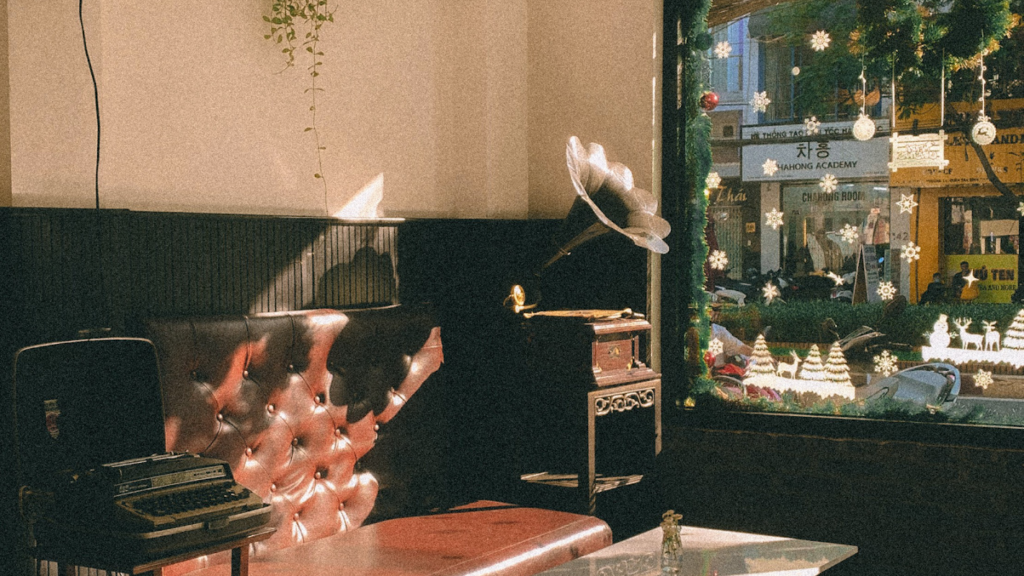 Góc quán cafe phường Tân Hòa phong cách vintage với máy đánh chữ và loa kèn cổ